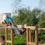 Bambini che giocano sulla struttura da arrampicata OverĂ˘â‚¬under in un parco.