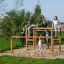 Bambini che giocano sull'attrezzatura da gioco Overâ€“under in un parco.