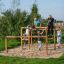 Bambini che giocano sulla struttura da gioco OverĂ˘â‚¬under.