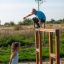 Bambini che giocano sulla struttura da gioco in legno OverĂ˘â‚¬under all'aperto.