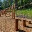 Stumps (3 pcs.) in legno in un parco giochi all'aperto.