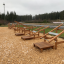 Attrezzatura fitness all’aperto Platform 90 in un parco con trucioli di legno.