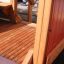 Primo piano di Sand Pavilion single playhouse con strutture in legno e area giochi.