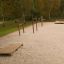 Set di attrezzature fitness all'aperto Platform 180 in un contesto di parco naturale.