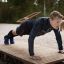 Uomo che esegue un push-up sull'attrezzatura per esercizi all'aperto Platform 180.