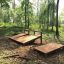 Piattaforma in legno per esterni chiamata Platform 180 in un'area boschiva.