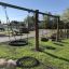 Struttura per altalene Nature Swing Frame 1(BNS) +2 con più altalene in un parco giochi.