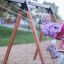 Bambini che giocano su Swing Frame 1(BNS) +1 (double swing) in un parco giochi.