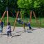 Bambini che giocano su Swing Frame 1(BNS) +1 (double swing) in un parco giochi