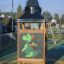 Torre della casetta con design di drago cucciolo in un parco giochi.