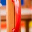 Vertical wooden ladder con impugnatura rossa