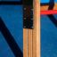 Vertical wooden ladder con staffe metalliche nel parco giochi.