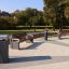 Moderne panchine da esterno e Chicago bin in un contesto di parco.