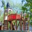 Alcazar playground castle con scivoli e strutture da arrampicata in un parco
