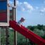 Bambino che scivola sul Searobber Castle II castle with slide.