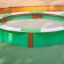 HPL Sandbox con sedili verdi in un parco giochi.