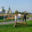 Bambini e adulti in equilibrio su attrezzature da gioco outdoor Balancer.