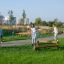 Bambini che giocano su un Balancer in un parco.
