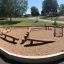 Balancer - percorso di equilibrio in legno per parco giochi su una superficie sabbiosa.