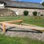 Attrezzatura da gioco outdoor in legno Balancer su una superficie di ghiaia.