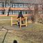 Due persone in piedi sull'attrezzatura fitness outdoor Chain Bridge in un parco.