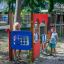 Bambini che giocano alla struttura da parco giochi Gas Station.