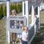 Bambini che giocano alla struttura da parco giochi Gas Station di Lars Laj.