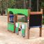 Attrezzatura da parco giochi per bambini 'Gas Station' in un'area del parco sabbiosa.