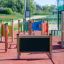 Struttura interattiva Blackboard per parco giochi con giochi educativi e pannelli musicali.