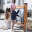 Bambini che disegnano sull'attrezzatura da gioco all'aperto Blackboard.