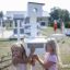 Bambini che giocano con un Bird feeder in un parco.