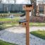 Mangiatoia per uccelli in legno in un giardino