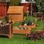 Vegetable garden con strutture in legno e aiuole etichettate in un cortile.