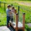 Bambini che interagiscono con un'esposizione educativa Vegetable garden.