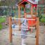 Bambino che gioca con Abacus in un'area giochi.