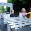 Bambini che giocano con uno xilofono all'aperto nel parco giochi.