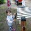 Ragazza che gioca su Xylophone all'aperto nel parco giochi.