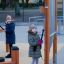 Bambini che suonano strumenti musicali all'aperto nel parco giochi con Tube Bells.