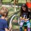 Bambini che giocano con l'attrezzatura da parco giochi Rings.