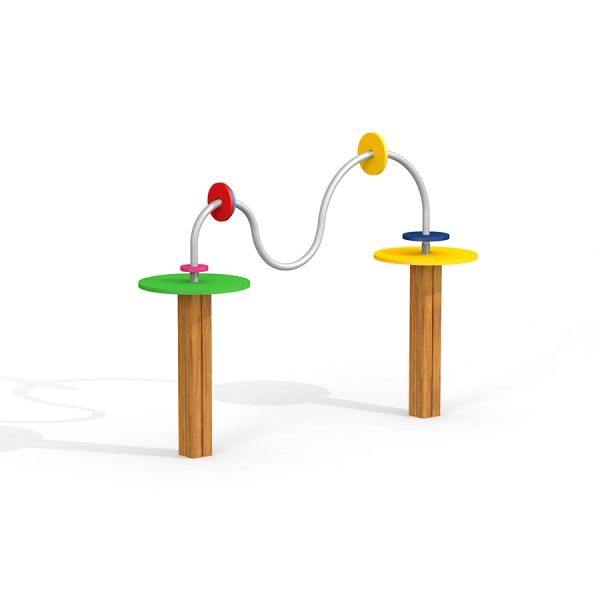 Struttura da parco giochi Rings con pali in legno colorati e anelli metallici.