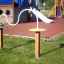 Attrezzatura da parco giochi con un percorso ad anello metallico sinuoso e due pali in legno.