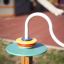 L'attrezzatura colorata per parco giochi Rings di LarsLaj è installata su un palo di legno.