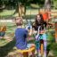 Bambini che giocano su un'attrezzatura da parco giochi Rings.