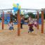 Bambini che giocano su Six Arm Swing Nature (multiple swing) attrezzature da gioco decorate con palloo