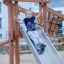 Bambino che scivola giù dallo scivolo del parco giochi Etna.