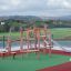 Etna struttura da gioco in legno con corde per arrampicarsi e scivolo.