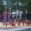 Struttura da arrampicata Kalahari wooden playhouse con corde in un parco giochi nel bosco
