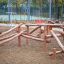 Kalahari wooden playhouse realizzato con tronchi naturali in un parco giochi.