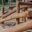 Struttura da gioco in legno su un parco giochi sabbioso progettata per bambini da Kalahari wooden playhouse.