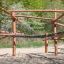 Attrezzatura da gioco casetta in legno Sonora in un ambiente naturale